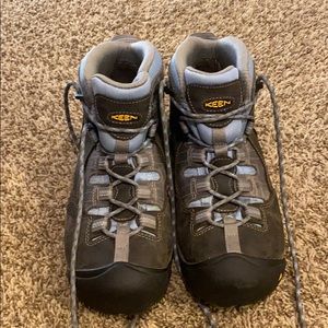 Keen DRY hiking boots. worn twice on day hikes.